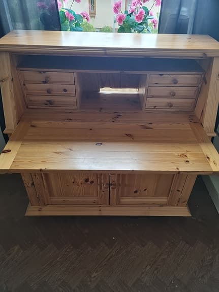 Byrå med hopfällbar lucka