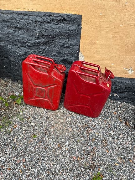 Två bensindunkar Jeepdunkar