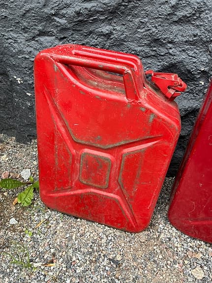 Två bensindunkar Jeepdunkar