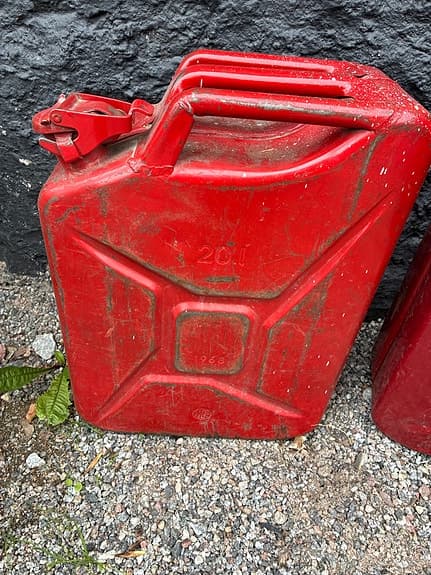 Två bensindunkar Jeepdunkar