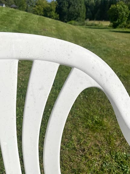 Fyra trädgårdsstolar i plast