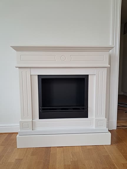 Elegant eldstad/elektrisk kamin i klassisk stil