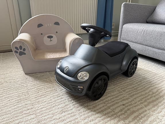 Volkswagen Beetle sparkbil + barnfåtölj – fint skick