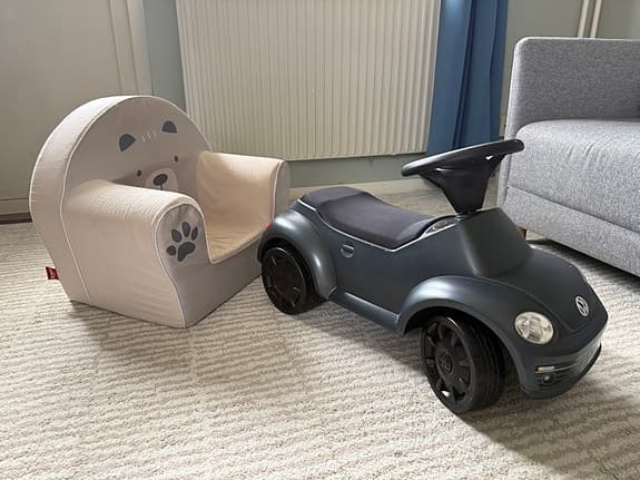 Volkswagen Beetle sparkbil + barnfåtölj – fint skick
