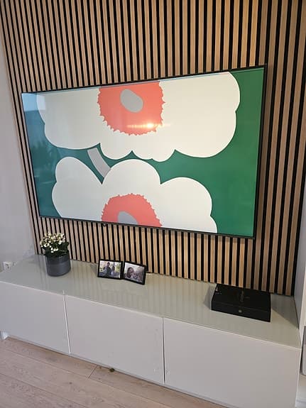 Bestå tvbänk med glasskiva och panelvägg