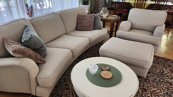 Howard Lyx  soffgrupp 3:a , 4: a  en fåtölj + fot pall