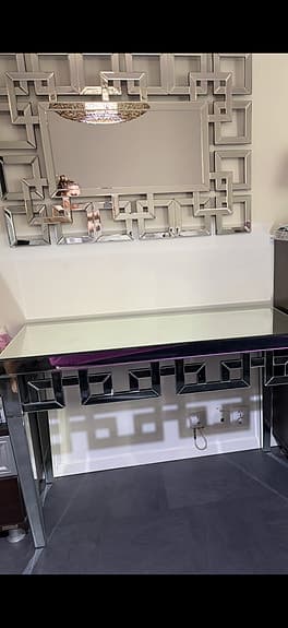 Spegelbord och dekorativ väggspegel i matchande design