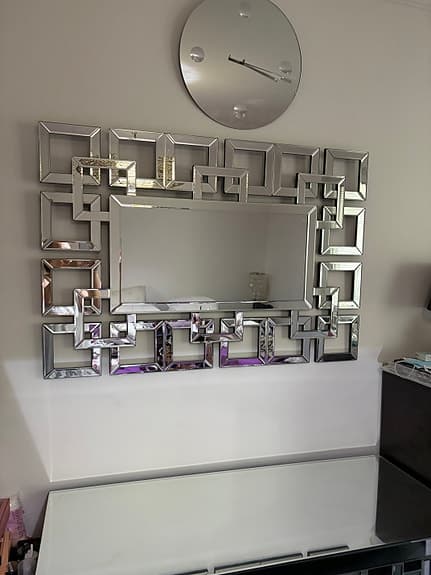 Spegelbord och dekorativ väggspegel i matchande design