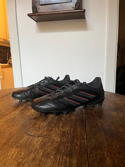 Adidas fotbollsskor storlek 39 och benskydd svart