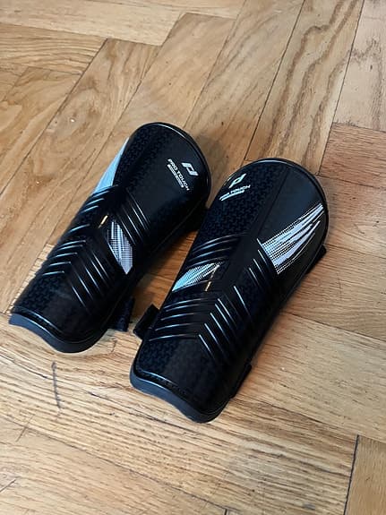 Adidas fotbollsskor storlek 39 och benskydd svart