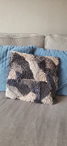 Två fårskinnskuddar 40x40 cm med innerkuddar