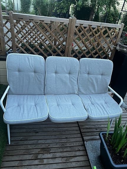 Vit trädgårdssoffa med dynor