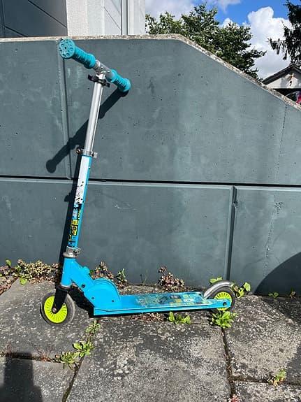 Blå sparkcykel för barn