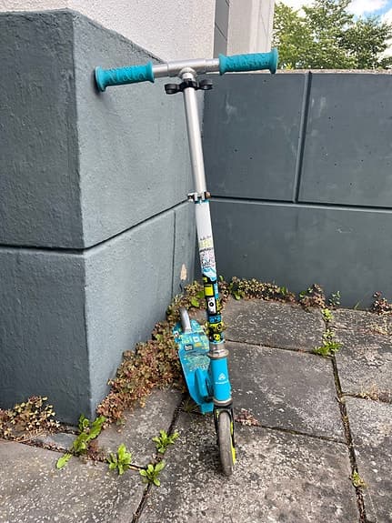 Blå sparkcykel för barn