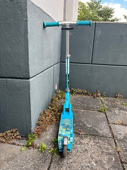 Blå sparkcykel för barn