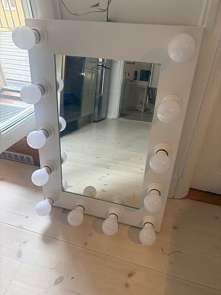 Mio sminkspegel med lampor vit