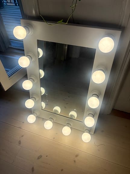 Mio sminkspegel med lampor vit