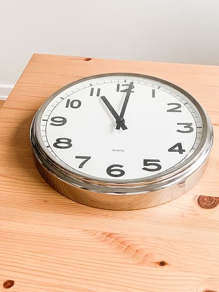 IKEA PUGG - väggklocka metal rund vit med silverkant