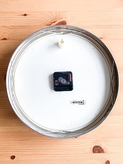 IKEA PUGG - väggklocka metal rund vit med silverkant