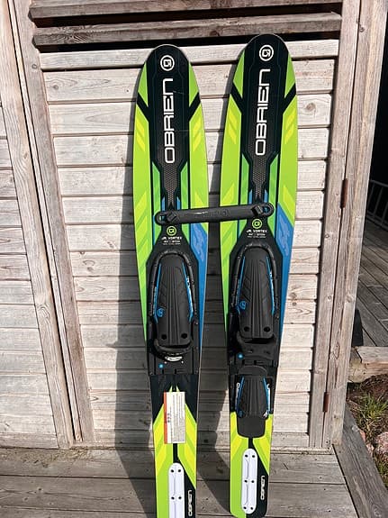 O'Brien Jr Vortex vattenskidor 54" (137 cm) svart/grön/blå