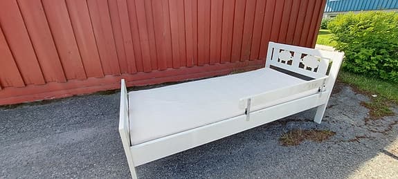 Två juniorsängar