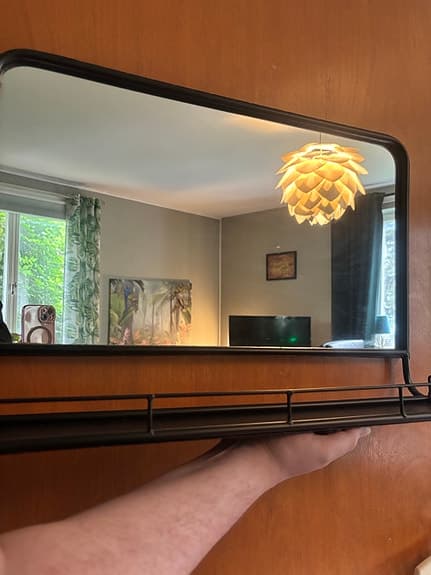 Spegel i industristil med hylla