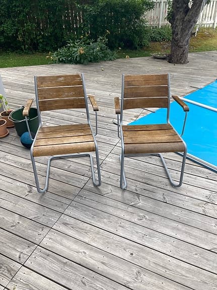 Trädgårdsstolar i trä och metall