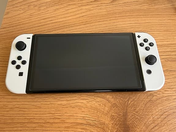 Nintendo Switch OLED + 2 spel och fodral