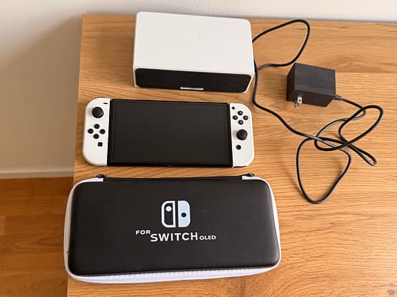 Nintendo Switch OLED + 2 spel och fodral