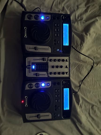 DJ-mixer + 2 CD-spelare + 2 MP3-spelare + HDD/vinylanslutning Mac/PC USB SD