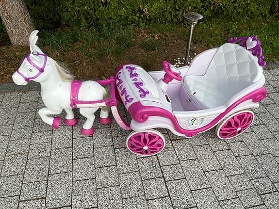 Elektrisk prinsessvagn med häst