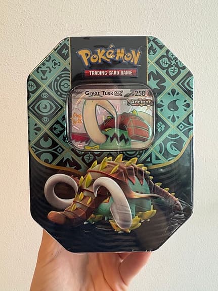 Pokémon Scarlet & Violet Paldean Fates Great Tusk ex tin-låda