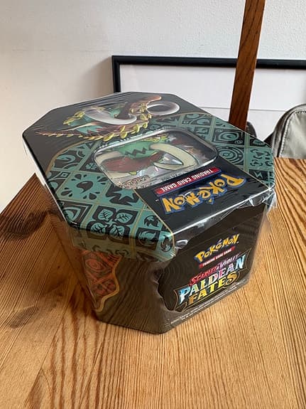 Pokémon Scarlet & Violet Paldean Fates Great Tusk ex tin-låda