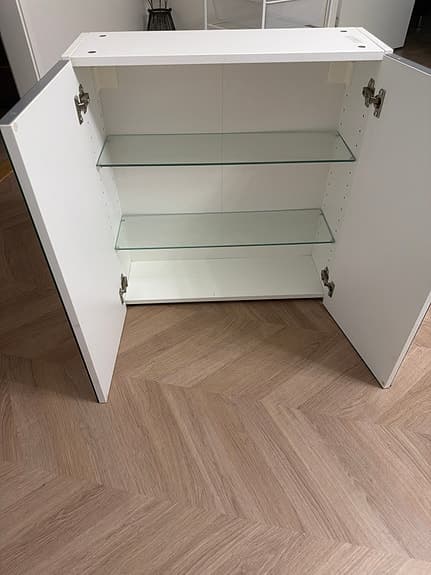 Spegel med två dörrar