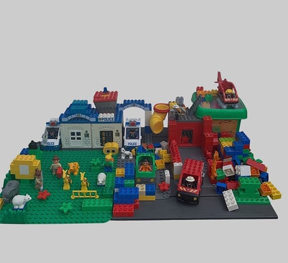 LEGO DUPLO City polis- och brandstation med fordon och djurpark