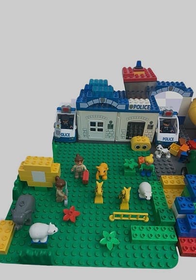 LEGO DUPLO City polis- och brandstation med fordon och djurpark