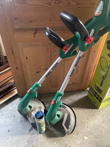 2 st Black & Decker grästrimmer
