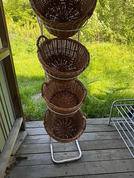 Ställ med flätade korgar