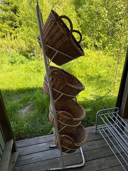 Ställ med flätade korgar