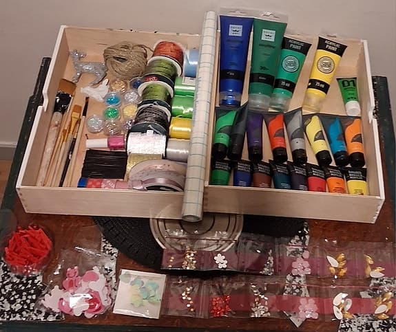 Pyssel- och hobbypaket med färg, papper och tillbehör