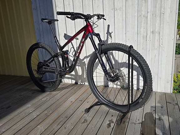 Trek fuel ex 8 29 / Medium/Large / röd svart