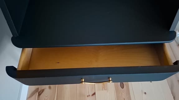 Sängbord nattduksbord nattygsbord svart gediget trä mässing
