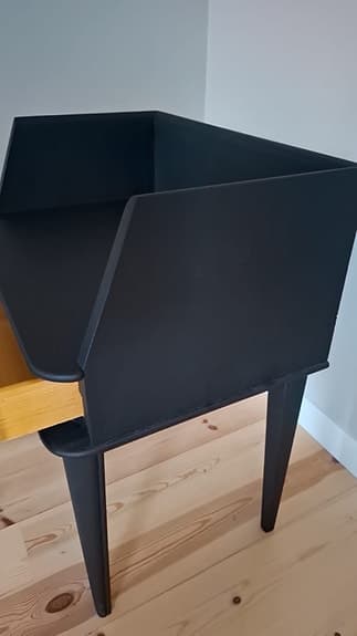Sängbord nattduksbord nattygsbord svart gediget trä mässing