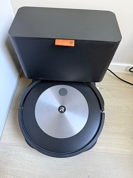 iRobot Roomba j7+ robotdammsugare med självtömmande station