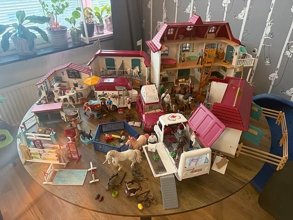 Schleich STORT paket med stall, hus, trädkoja, bilar och massa tillbehör