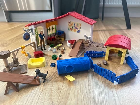 Schleich STORT paket med stall, hus, trädkoja, bilar och massa tillbehör