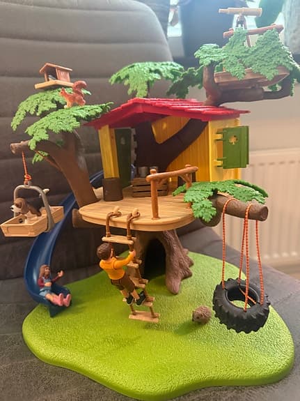 Schleich STORT paket med stall, hus, trädkoja, bilar och massa tillbehör