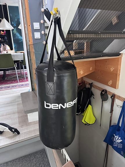 Benero boxningssäck med handskar svart 16 kg inkl krock