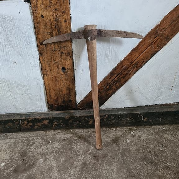 Hacka med träskaft