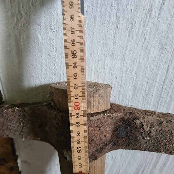 Hacka med träskaft